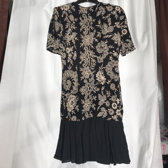 Casual Corner black and white floral dress. Size 2 - Picture 3 of 5